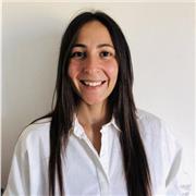 Laureata in lingue impartisce lezioni di diverse materie per studenti di classi elementari, medie e superiori